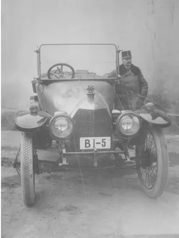 Historisches Foto: Austro-Daimler-Automobil mit Fahrer