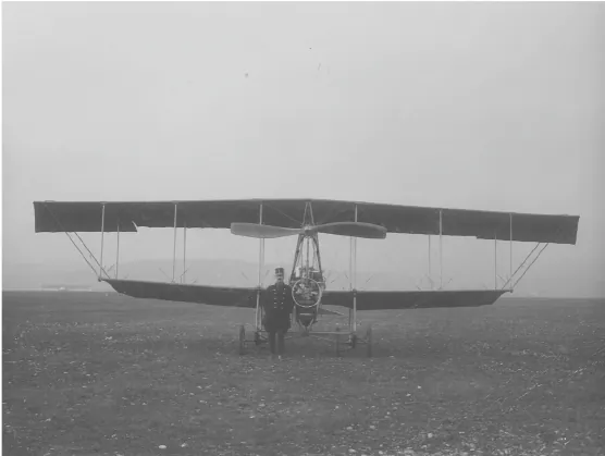 Historisches Foto: Doppeldecker „Lohner Pfeilflieger“ auf einem Flugfeld