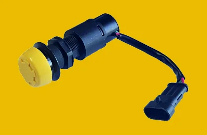 Druckknopfschalter für die Zapfwelle mit gelbem Knopf und Kabelstecker